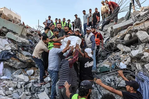 El colapso de un edificio dañado en la guerra en Gaza causa al menos 20 muertos