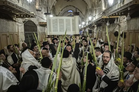 First day of Chol Hamoed Sukkot sees over 1,000 Jewish visitors to Temple Mount, NGO says