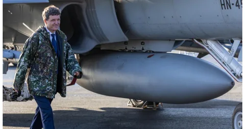 Îmbrăcat în haină de camuflaj, Nicuşor Dan a vizitat o bază aeriană din Finlanda. Ce a văzut preşedintele la Rovaniemi
