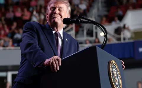 90 dolarów dla ponad 20 mln Amerykanów. Trump uruchamia wypłaty tuż przed wyborami