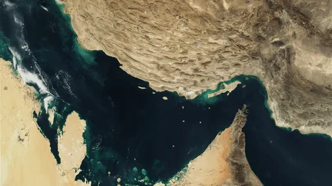 هيئة بحرية بريطانية: إصابة ثلاث سفن بمقذوفات "غير محددة" في مضيق هرمز الثلاثاء